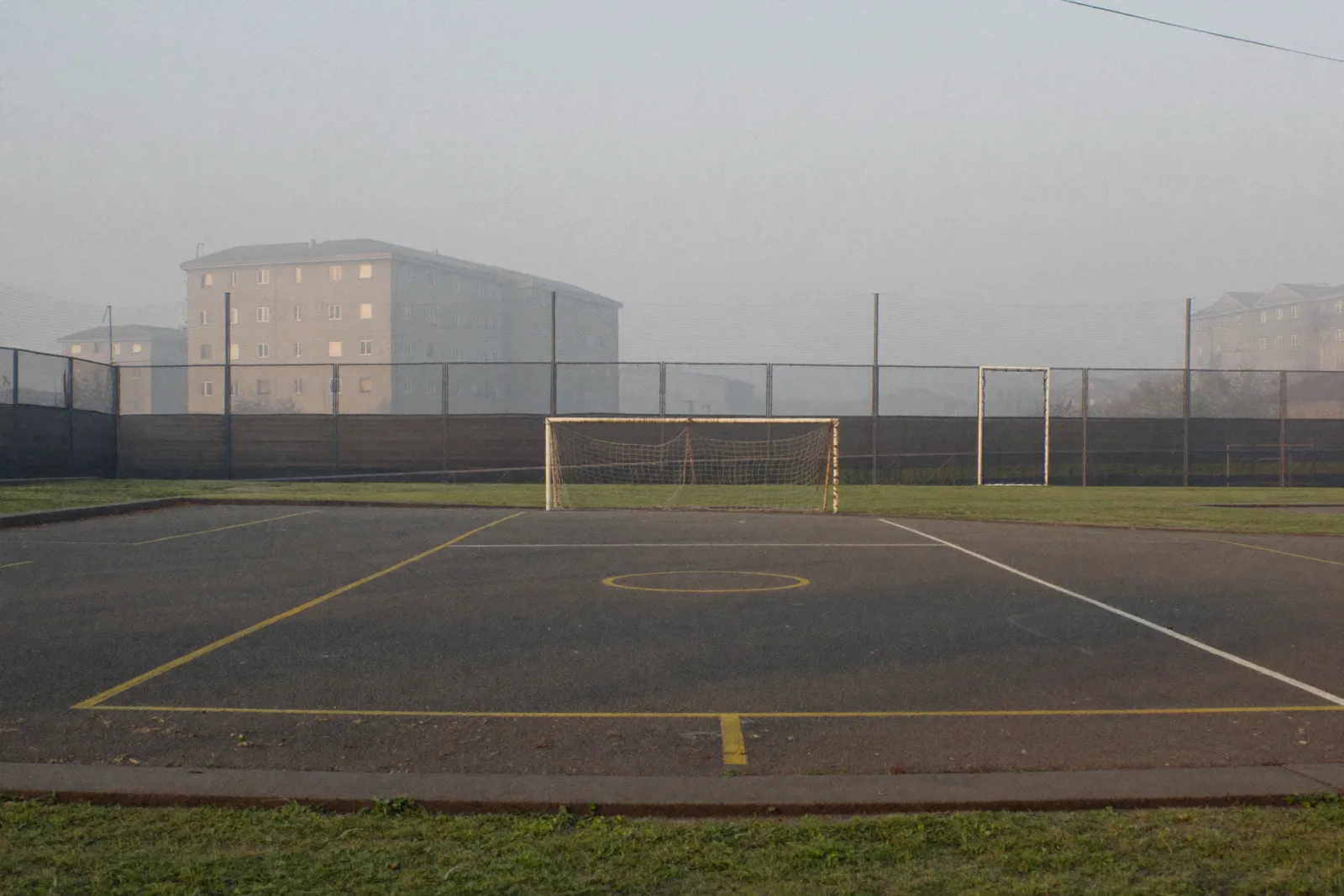 Terrain de playground désert dans la brume du matin